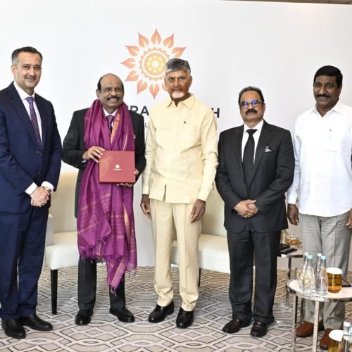 దుబాయ్ పర్యటనలో భాగంగాలులు గ్రూప్ చైర్మన్ యూసఫ్ అలీలో ఏపి సిఎం చంద్రబాబు నాయుడు భేటీ