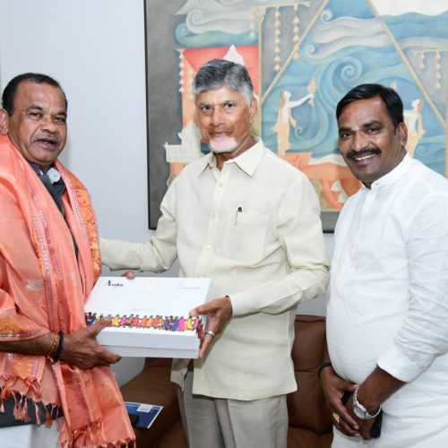 తెలంగాణ రాష్ట్ర ప్రభుత్వం నిర్వహిస్తున్న ‘తెలంగాణ రైజింగ్ గ్లోబల్ సమ్మిట్-2025’కు హాజరు కావాలని AP ముఖ్యమంత్రి చంద్రబాబు నాయుడు ను తెలంగాణ రాష్ట్ర మంత్రి కోమటిరెడ్డి వెంకటరెడ్డి ఆహ్వానించారు