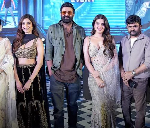 ‘ది రాజాసాబ్ ‘ మూవి జనవరి 9న రిలీజ్ అవుతున్న సందర్భంగా ప్రీ రిలీజ్ ఈవెంట్ లో హీరో ప్రభాస్, హీరోయిన్స్ రిద్ది కుమార్, మాళవికా మోహన్, నిధి అగర్వాల్, దర్శకుడు మారుతి, నిర్మాత టి.జి విశ్వ ప్రసాద్
