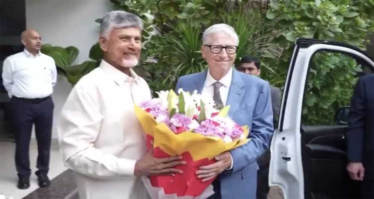 ఆంధ్రప్రదేశ్ పర్యటనలో బిల్ గేట్స్, RTGSను సందర్శించి అభినందనలు
