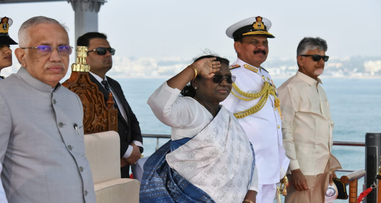 విశాఖపట్నంలో జరిగిన ఇంటర్నేషనల్ ఫ్లీట్ రివ్యూ (IFR) 2026లో పాల్గొన్న భారత రాష్ట్రపతి