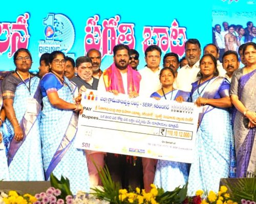 కరీంనగర్ జిల్లా చొప్పదండి నియోజకవర్గంలోని గుమ్లాపూర్‌లో “ప్రజాపాలన –ప్రగతి బాట” కార్యక్రమం లో పాల్గొన్న ముఖ్యమంత్రి రేవంత్ రెడ్డి