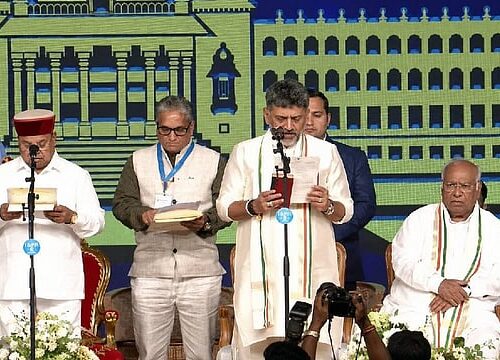 కర్ణాటక నూతన ముఖ్యమంత్రిగా డీకే శివకుమార్ ప్రమాణస్వీకారం