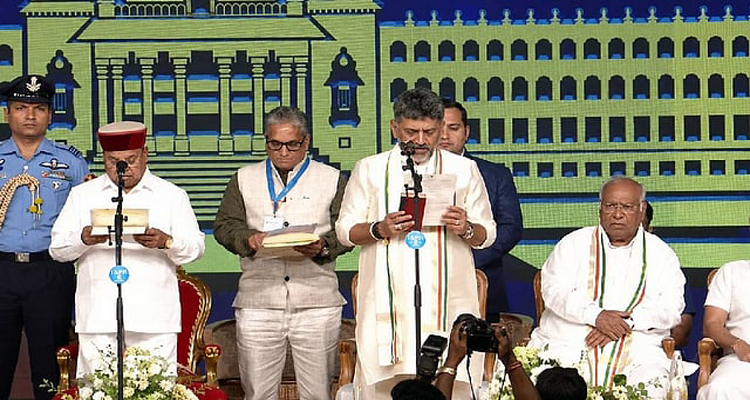 కర్ణాటక నూతన ముఖ్యమంత్రిగా డీకే శివకుమార్ ప్రమాణస్వీకారం