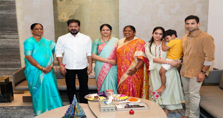 ముఖ్యమంత్రి రేవంత్ రెడ్డి నివాసంలో రాఖీ పౌర్ణమి పండుగ సందడి