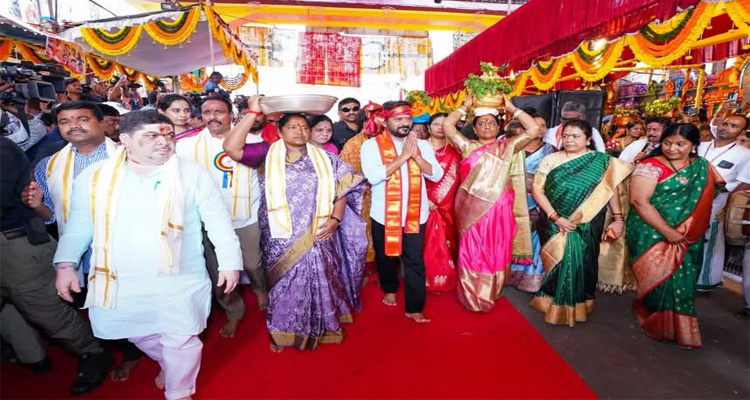 వైభవంగా సికింద్రాబాద్ శ్రీ ఉజ్జయిని మహంకాళి అమ్మవారి బోనాల పాల్గొన్న ముఖ్యమంత్రి, మంత్రులు