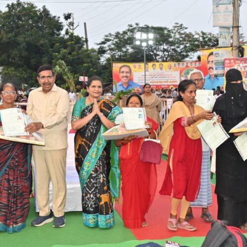 నెల్లూరులోని సర్వేపల్లి కట్టలో 22.31 ఎకరాల భూమిపై 939 కుటుంబాలకు శాశ్వత ఇళ్ల పట్టాల పంపిణీ కార్యక్రమాన్ని అమరావతిలోని క్యాంప్ ఆఫీస్ నుంచి వర్చువల్‌గా ప్రారంభించిన ముఖ్యమంత్రి చంద్రబాబు